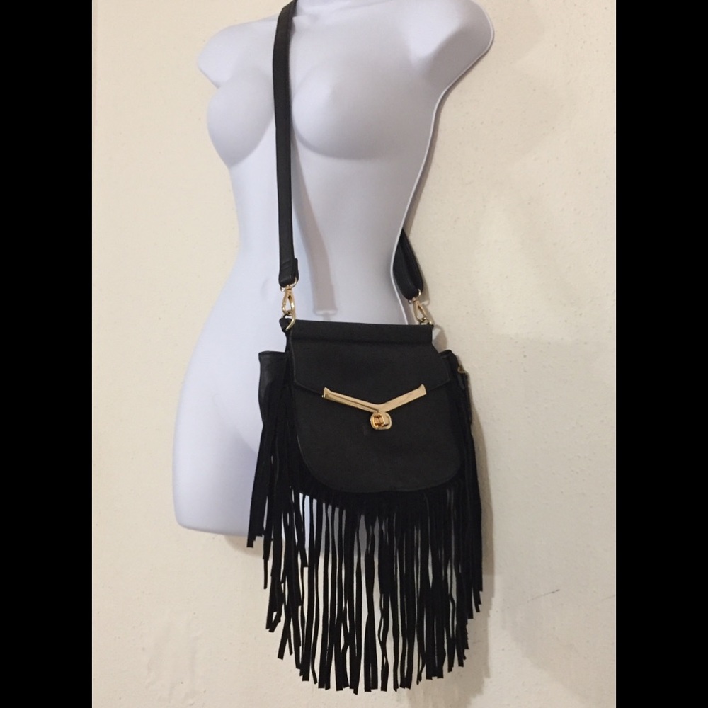 弄 BLACK FRINGE CROSSOVER BAG W GOLD ACCENTS.